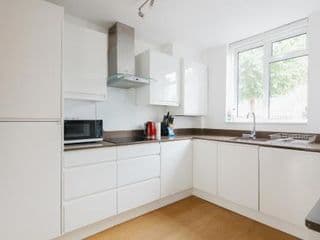 Bright & welcoming garden flat sleeps 6 in style - Photo 22