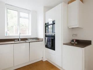 Bright & welcoming garden flat sleeps 6 in style - Photo 23