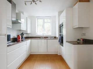 Bright & welcoming garden flat sleeps 6 in style - Photo 5