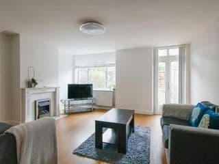 Bright & welcoming garden flat sleeps 6 in style - Photo 8