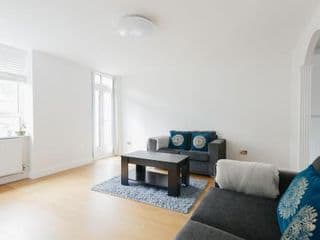Bright & welcoming garden flat sleeps 6 in style - Photo 10