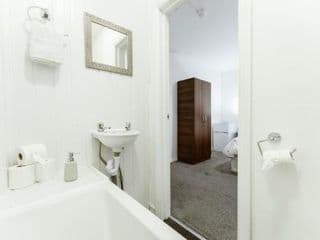 Whitechapel en-suite beds to stay - Photo 11