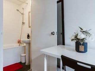 Whitechapel en-suite beds to stay - Photo 18