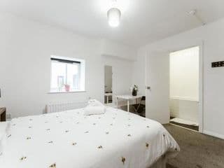 Whitechapel en-suite beds to stay - Photo 9