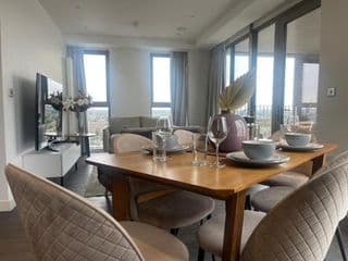 Luxury Three bed Apartment by London ExCeL - Photo 2