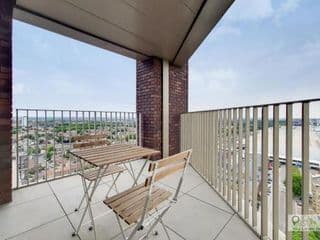 Luxury Three bed Apartment by London ExCeL - Photo 16