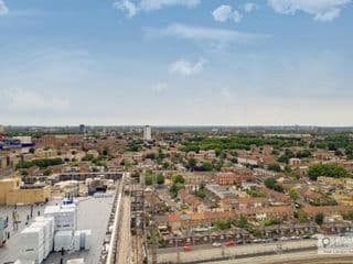 Luxury Three bed Apartment by London ExCeL - Photo 17