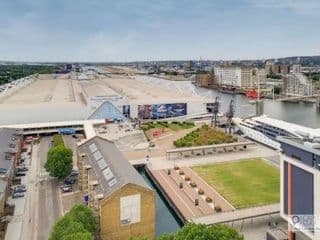 Luxury Three bed Apartment by London ExCeL - Photo 18