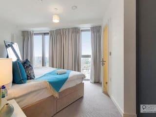 Luxury Three bed Apartment by London ExCeL - Photo 3