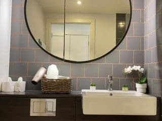 Luxury Three bed Apartment by London ExCeL - Photo 23