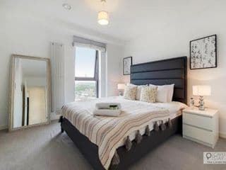 Luxury Three bed Apartment by London ExCeL - Photo 6