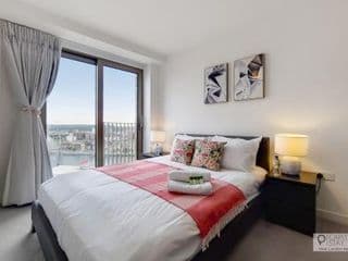 Luxury Three bed Apartment by London ExCeL - Photo 8