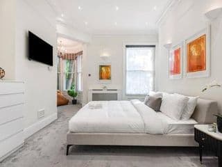 The Family Guy- Hampstead 3 Bed with Garden - Photo 15