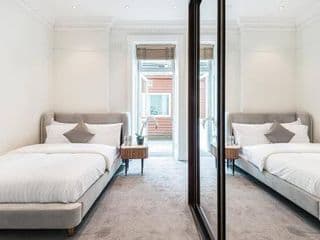 The Family Guy- Hampstead 3 Bed with Garden - Photo 4