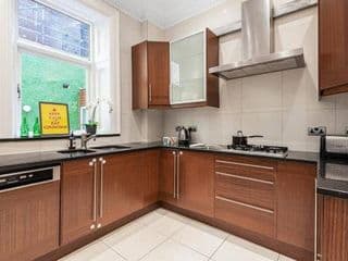 The Family Guy- Hampstead 3 Bed with Garden - Photo 9