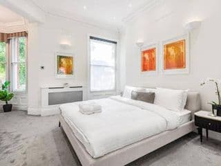 The Family Guy- Hampstead 3 Bed with Garden - Photo 10