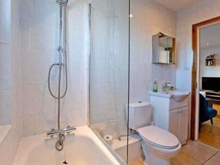 Convenient 1 bedroom apartment with parking - Photo 15