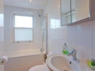 Convenient 1 bedroom apartment with parking - Photo 16