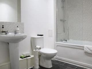 Garland Modern Central City Apartment London - Photo 22