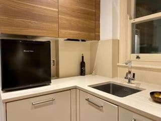 Niru Gorgeous Duplex Home 4BD/3BA - Photo 12
