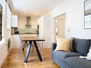 Spacious 4 bedrooms flat in New Oxford Street - Photo 3