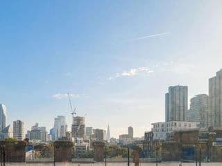 Stylish 2 bed flat in canal side gated development