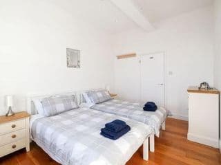 Stylish 2 bed flat in canal side gated development - Photo 11