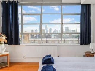 Stylish 2 bed flat in canal side gated development - Photo 3