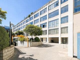 Stylish 2 bed flat in canal side gated development - Photo 5