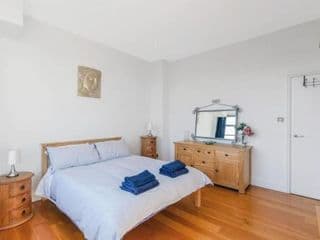 Stylish 2 bed flat in canal side gated development - Photo 10