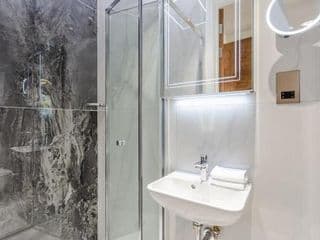 LuxLet Apartments - Heart of Hampstead, London - Photo 11