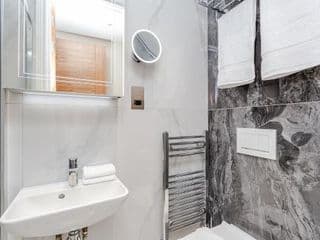 LuxLet Apartments - Heart of Hampstead, London - Photo 21