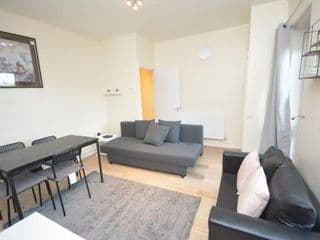 Lovely 4 bedroom apartment close to the city walking distance from the rivere view