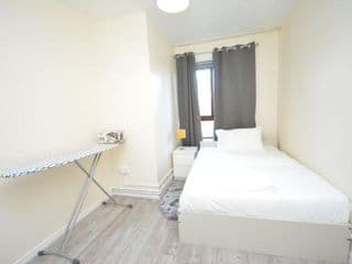 Lovely 4 bedroom apartment close to the city walking distance from the rivere view - Photo 15