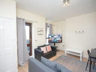 Lovely 4 bedroom apartment close to the city walking distance from the rivere view - Photo 3