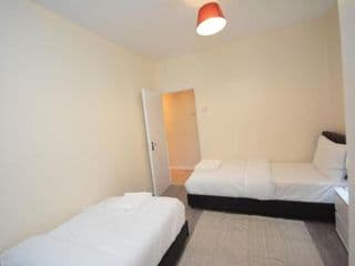 Lovely 4 bedroom apartment close to the city walking distance from the rivere view - Photo 21