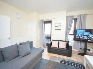 Lovely 4 bedroom apartment close to the city walking distance from the rivere view - Photo 5