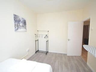 Lovely 4 bedroom apartment close to the city walking distance from the rivere view - Photo 6