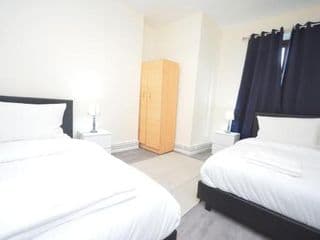 Lovely 4 bedroom apartment close to the city walking distance from the rivere view - Photo 8