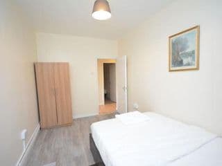 Lovely 4 bedroom apartment close to the city walking distance from the rivere view - Photo 9