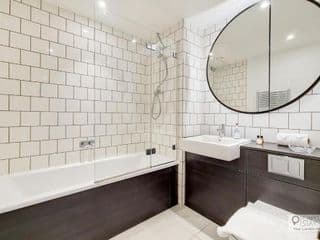 Deluxe One Bed Apartment by London ExCeL - Photo 9