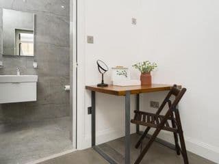 Best location! NEW! 2 BED/2,5 BATH OXFORD STREET! - Photo 2