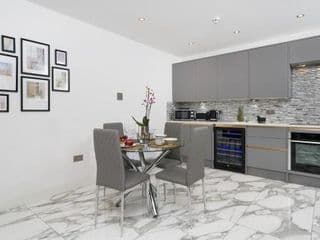 Best location! NEW! 2 BED/2,5 BATH OXFORD STREET! - Photo 4