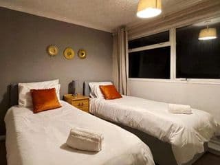 Vintage 3 Bedroom House near Catford - Photo 2