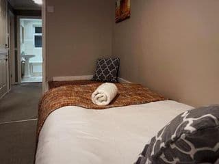 Vintage 3 Bedroom House near Catford - Photo 12