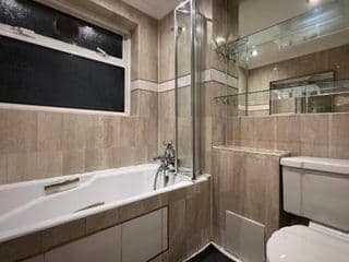 Vintage 3 Bedroom House near Catford - Photo 3
