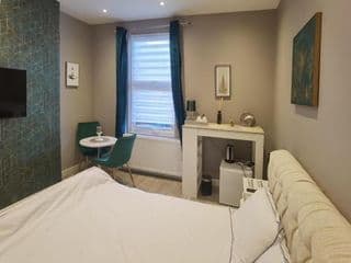 Double Room London - Photo 6