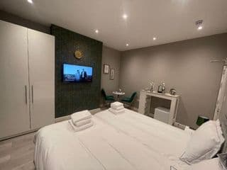 Double Room London - Photo 8
