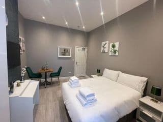 Double Room London - Photo 10