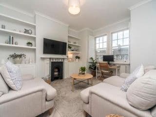Pass the Keys Modern Victorian home 15 min from Central London